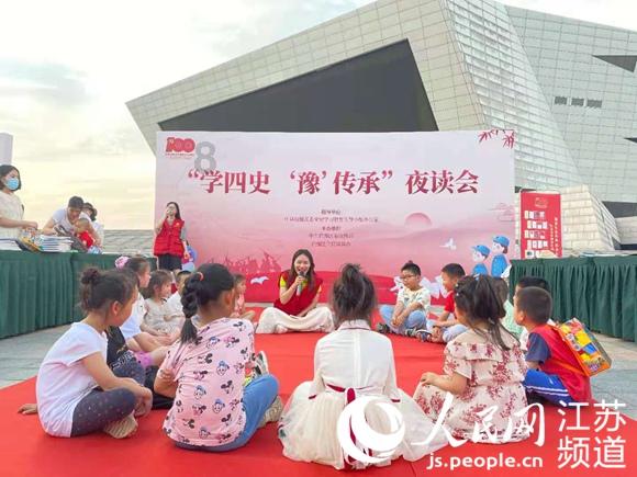 私家车行驶途中撞毁路边围墙，致院内停放车辆受损